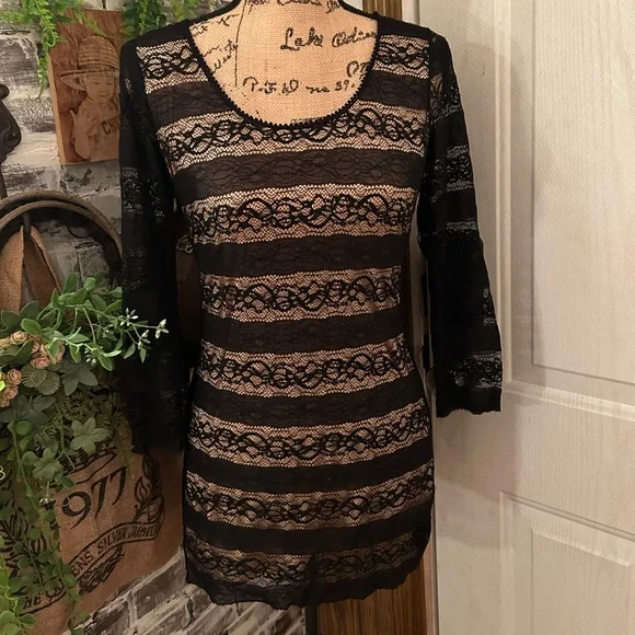 Max Studio | Dresses | Max Studio Black Lace Overlay Nude Lining 34 Sleeve  Top Size M Mini Dress | Poshmark